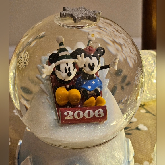 2006 Vintage Mickey & Minnie ❄️ Snowglobe (Disney Store) - Picture 9 of 9